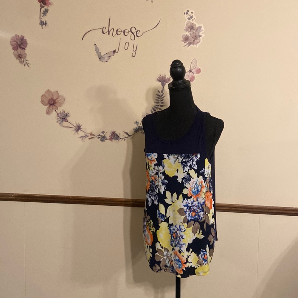 🐝NEW LISTING sleeveless floral shirt